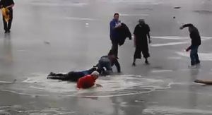 [영상] 호수에 빠진 동료 구하려다&middot;&middot;&middot;연달아 '풍덩'