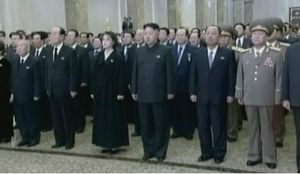 北 김정은-리설주, 광명성절 맞아 김정일 시신 참배