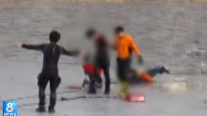 저수지 얼음 깨져 '풍덩'&hellip;중학생 2명 구조