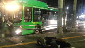 인도로 돌진한 시내버스 '사고현장 피하려다&hellip;'
