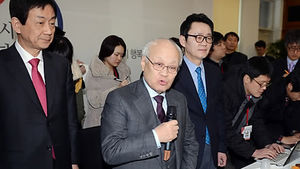 김용준 위원장, '통합형 총리론'에 "비슷한데&hellip;"