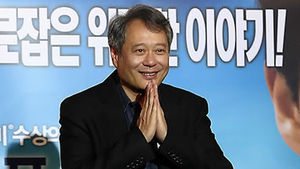 리안 감독, 트로피 들고 길거리 햄버거 식사 화제