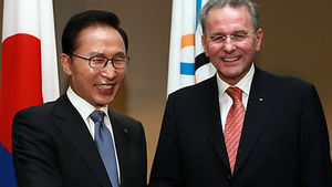 이 대통령, 로게 IOC위원장에 체육훈장 수여