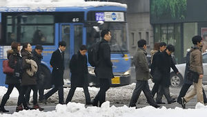 서울 폭설에 출근길 지하철 '북새통'&hellip;도로는 한산
