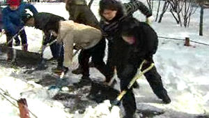 한 삽 떴는데 '묵직'&hellip;젖은 눈 치우기 구슬땀