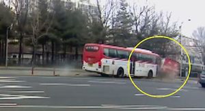 [영상] 불법유턴 화물차, 버스와 '쿵'&hellip;위험천만