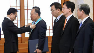 이 대통령, 지상파 디지털 방송 전환 유공자 포상