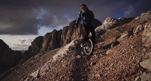 [영상] 절벽에서 즐기는 '외발자전거'