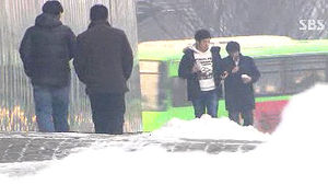 3월까지 추위 이어져&hellip;구름 사이로 보름달