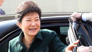 이 시각 박근혜 대통령&hellip;삼성동 주민들 환송