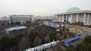 "역사적 취임식 보러 왔어요"&hellip;여의도 주변 '북적'