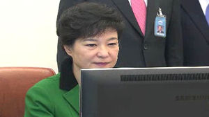 박 대통령, 집무 시작&hellip;취임 외교 행보 이어져