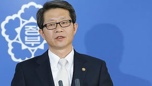 류길재 장관 "北, 민간과 대화의지는 위선&hellip;회담 수용해야"