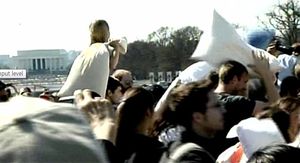 [영상] 도심 한복판 수백 명 베개싸움 진풍경