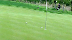 구슬치기가 돼버린 회심의 벙커샷&hellip;1타 2피!