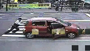 초등생 탄 채 미끄러진 車&hellip;온몸으로 막은 경찰