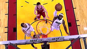 '속았지?' 수비 농락하는 백보드 덩크!