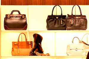 '명품' 가격 세계 2위&hellip;"돈 낭비지만 난 괜찮다"