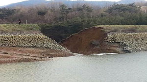 경주 산대저수지 둑 유실&hellip;주택 등 일부 침수