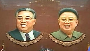 일본 해안서 발견된 북한시신서 김일성 부자 초상화
