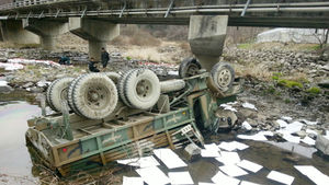횡성서 軍트럭 하천 추락&hellip;1명 사망&middot;2명 부상