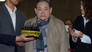 이건희 회장, 석 달여 만에 서초 사옥 출근