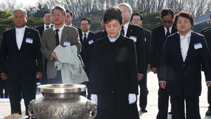 박 대통령 4&middot;19묘지 참배&hellip;"국민행복시대 열겠다"