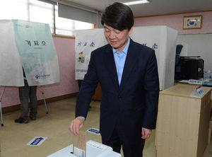 [포토] 사전투표하는 안철수 후보