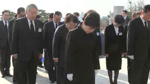 박 대통령 4&middot;19묘지 참배&hellip;"국민행복시대 열겠다"