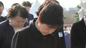 박 대통령 4&middot;19 묘지 참배&hellip;"국민행복시대 열 것"