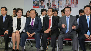 [포토] 재보선 뉴스 시청하는 새누리당