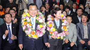 [포토] 축하받는 이완구&middot;안철수&middot;김무성 당선자
