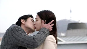 첫키스 장소&hellip;男 '그녀 집앞'&middot;女 '한적한 공원'