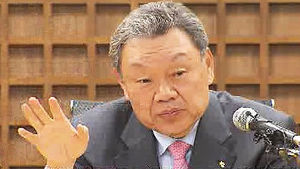 어윤대 KB 금융지주 회장 "연임하지 않겠다"