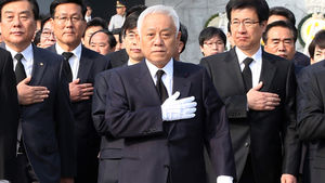 김한길, 현충원 참배&hellip;"민주당 큰기둥 되겠다"