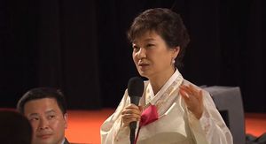 [영상] 한복 차림으로 등장한 박 대통령&hellip;박수갈채