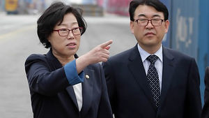윤진숙 장관, 부산서 '자질논란 불식' 평가