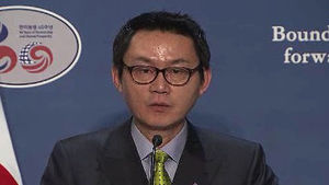 '성추행 의혹' 윤창중 대변인 해임&hellip;행방 묘연