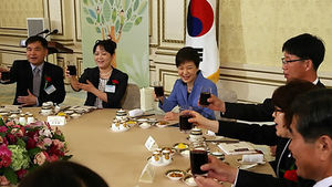 박 대통령 '스승의날' 맞아 모범교사 초청 오찬