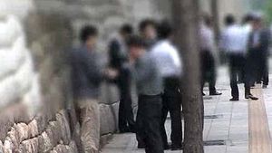 돌 틈에 담배꽁초를&hellip;재떨이로 전락한 서울 성곽