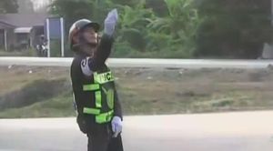 [영상] 춤추는 경찰관의 화려한 교통정리 댄스 '화제'