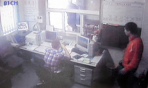 [핫포토] 양손 수갑찬 채&hellip;도주범 찍힌 CCTV 보니