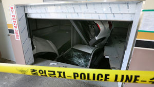 [핫포토] 주차타워서 '쿵'&hellip;구겨진 차량 2대