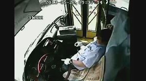 [영상] 승객이 운전기사 멱살 잡고&hellip;CCTV 포착