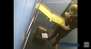 [영상] 배달원, 피자 토핑을 몰래&hellip;CCTV 포착