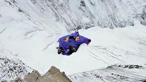 에베레스트 7,220m 절벽에서 낙하&hellip;'짜릿!'