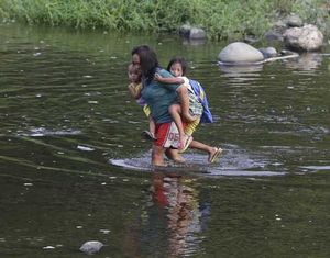 [핫포토] 산넘고 물건너&hellip; "배워야 산단다"