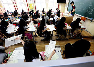 [핫포토] "신중히, 또 신중히&hellip;" 수능 모의평가보는 학생들