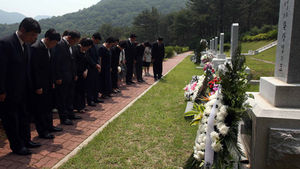 '황장엽 추모'&hellip;탈북자단체 대전현충원 묘역 참배
