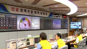 사흘째 전력경보&hellip;한전, '전력 공룡'에 SOS